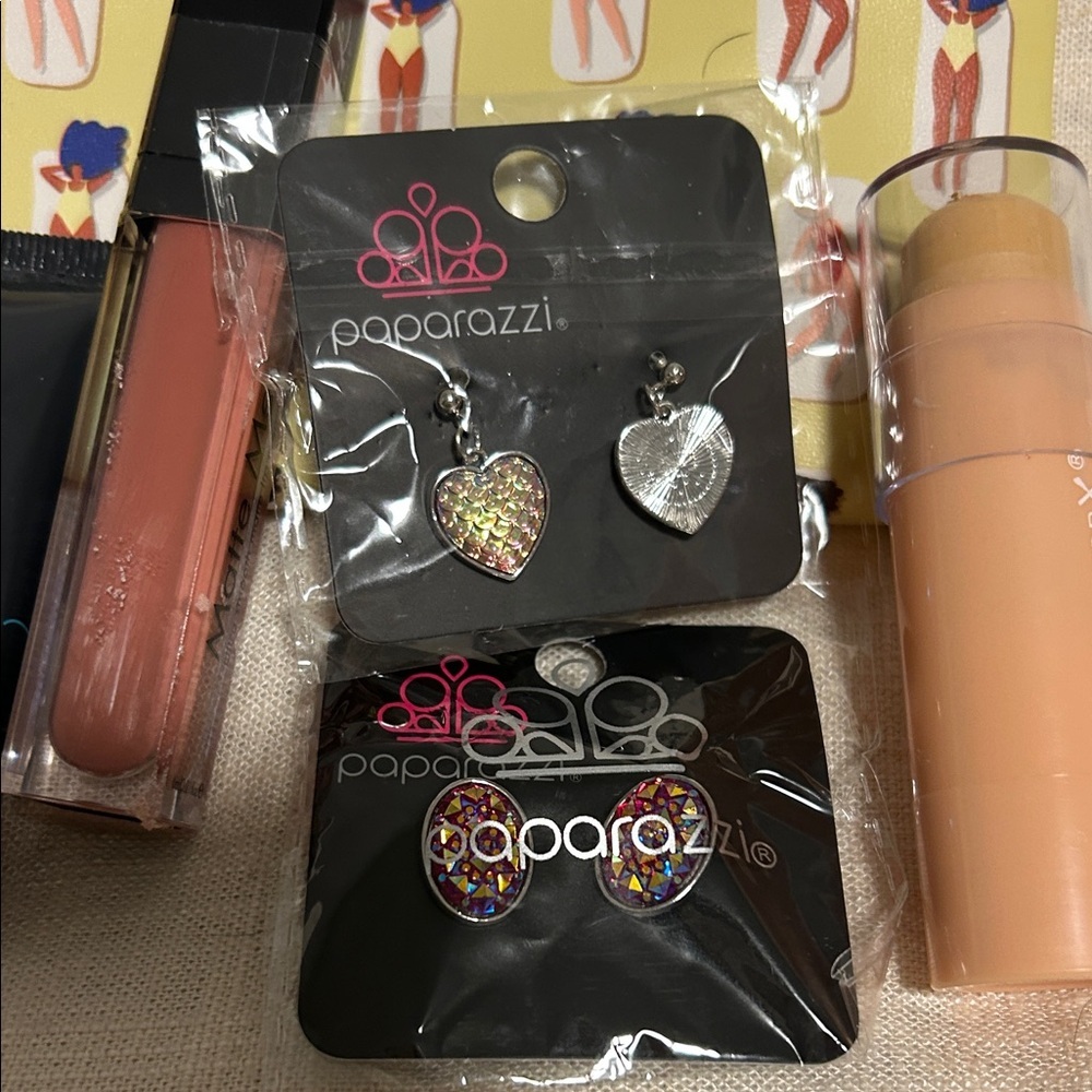 Paparazzi Eyeshadow Palette with Lip Gloss and Accessories - Picture 2 of 4